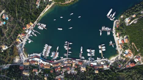 Vista-Superior-De-La-Bahía-De-La-Ciudad-De-Sivota,-Lefkada,-Destino-De-Navegación,-Grecia