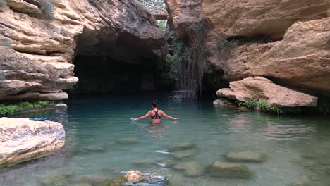 Schöne-Frau-Nimmt-Ein-Bad-In-Einer-Höhle-Voller-Wasser,-Idyllische-Landschaft-Namens-„Salto-Del-Usero“-In-Bullas,-Spanien