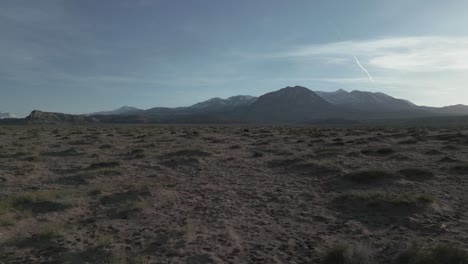 Wüstenlandschaft-Und-Berge-In-Einer-Abgelegenen-Gegend-Von-Utah,-USA