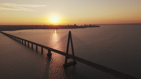 Drohnenaufnahme-Der-Internationalen-Brücke-San-Roque-González-De-Santa-Cruz-Bei-Sonnenuntergang-Und-Panoramahorizont,-Argentinien