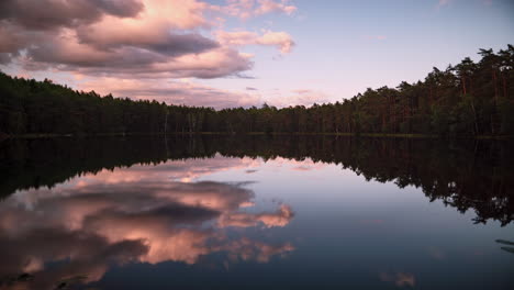 Timelapse-De-Tonos-Majestuosos-Sobre-El-Embalse-De-Paunküla-Al-Atardecer,-Reflejo-Del-Cuerpo-De-Agua-De-Nubes-Explosivas-En-Estonia