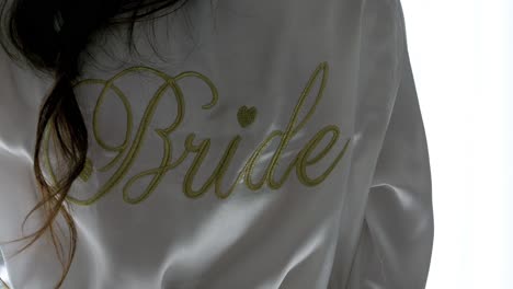 Seidenrobe-Mit-Der-Aufschrift-„Braut“-In-Gold-Auf-Der-Rückseite