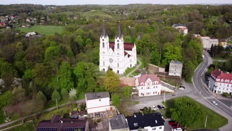 Imponente-Arquitectura-De-La-Iglesia-De-La-Natividad-De-La-Virgen-María-En-Orlova,-Silesia,-República-Checa