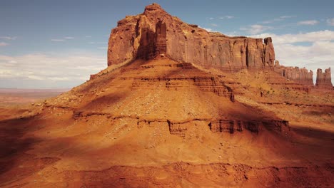 Massive-Felsformation-In-Der-Monument-Valley-Wüste