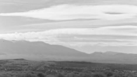 Montañas-Rocosas-En-El-Horizonte-En-Un-Paisaje-Desértico-En-Un-Día-De-Verano-De-Los-Años-1930.