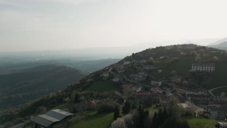 Pintoresca-Ciudad-En-La-Cima-De-Una-Montaña-De-Bassano-Del-Grappa-En-La-Región-Del-Véneto,-Norte-De-Italia