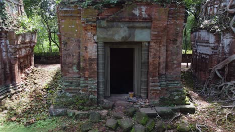 Camera-pulls-in-to-ancient-stone,-brick-tower-at-Koh-Ker-in-Cambodia