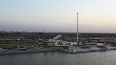 La-Cámara-Del-Dron-Avanza-Mostrando-El-área-De-Juegos-Infantiles-A-Un-Lado-Y-Los-árboles-Que-Rodean-El-Pilar-De-Asoka