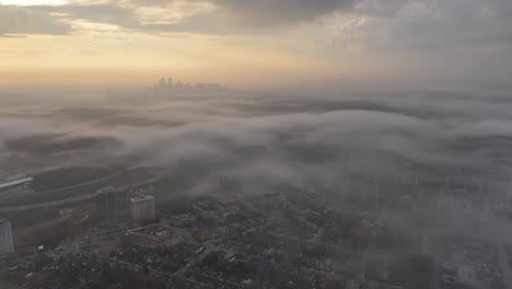 Dieses-4K-Drohnenvideo-Zeigt-Das-Viertel-East-York-In-Schweren,-Tief-Hängenden-Wolken