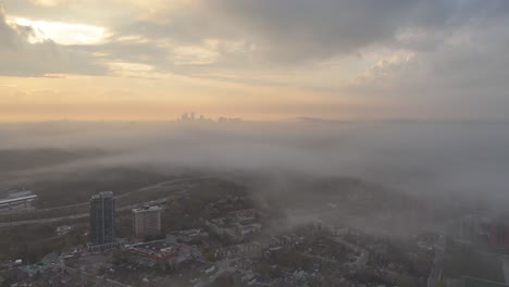 Este-Vídeo-De-Un-Dron-En-4k-Lo-Muestra-Descendiendo-A-Través-De-Las-Nubes-Para-Revelar-Edificios-De-Apartamentos-Junto-Al-Valle-Del-Don-En-Toronto,-Canadá.