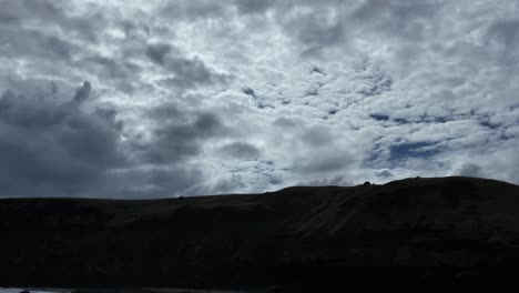 Sonne-Ragt-Durch-Die-Wolken-über-Dem-Berg