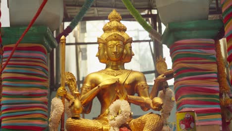 Phra-Phrom---Goldene-Skulptur-Eines-Viergesichtigen-Buddha