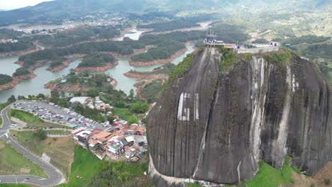 La-Piedra-Del-Peñol-En-Guatape-Medellin-Colombia-En-Verano-Drone-Disparado-Con-La-Ciudad