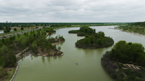 Ruderboot-Auf-Dem-Angelsee-Von-Shelby-Farms-Park-In-Great-View-Drive-North,-Memphis,-Tennessee,-USA