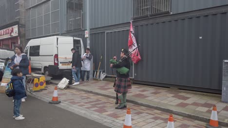 Un-Joven-Mira-A-Piper-Tocando-La-Gaita.