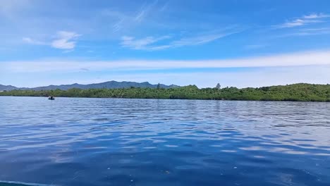 Die-Schönheit-Des-Meeres-Auf-Der-Insel-Karampuang,-Mamuju,-West-Sulawesi,-Indonesien_Zeitlupe