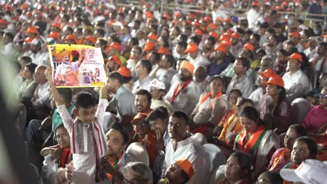 Multitud-De-Personas-Escuchando-La-Campaña-Electoral-Del-Primer-Ministro-Modi-Lok-Sabha-Celebrada-En-El-Hipódromo