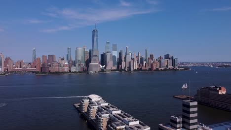 Skyline-Von-New-York-City-Tagsüber-Mit-Dem-Hudson-River