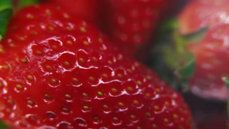 Vídeo-Macro-Detallado-De-Un-Montón-De-Fresas,-Fresa-Roja,-Fruta-Verde,-Semillas-Diminutas,-En-Un-Soporte-De-Reflexión-Giratorio,-Iluminación-De-Estudio,-4k