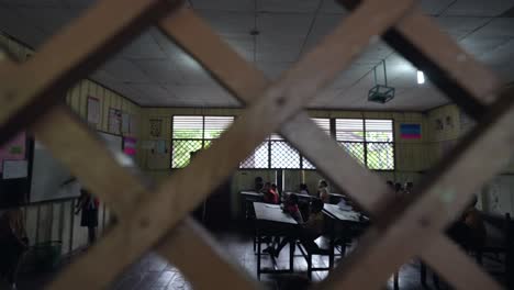Turnhalle-Im-Klassenzimmer-Dorfschule-Indonesien-Südostasien