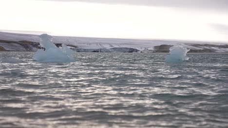 Eisstücke-Im-Kalten-Meerwasser-Unter-Der-Küste-Und-Dem-Gletscher,-Zeitlupe