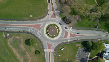 Traffic-circle-with-vehicles-traveling-on-it