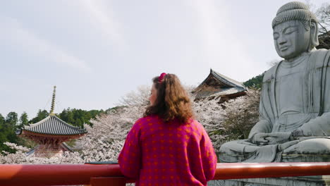 Viajera-Visitando-El-Templo-Budista-Tsubosaka-dera-En-Takatori,-Japón