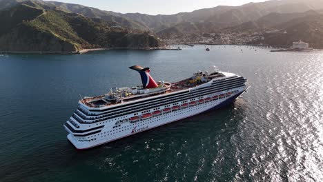 Un-Crucero-Navegando-Cerca-De-La-Isla-Catalina-En-Un-Día-Soleado,-Vista-Aérea