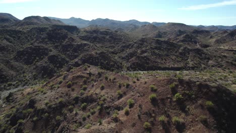 The-Arid-Mountains-of-Baja-California-Sur,-Mexico---Drone-Flying-Forward