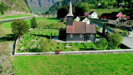 Vista-Aérea-De-La-Iglesia-Y-El-Cementerio-De-Flam,-Punto-De-Referencia-Del-Pueblo-En-Un-Día-Soleado-De-Verano,-Noruega,-Disparo-De-Drone