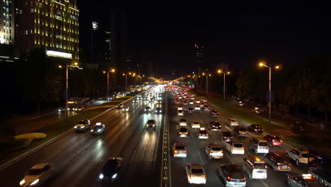 Atascos-De-Tráfico-Y-Congestión-Durante-La-Noche,-Hora-Punta-En-La-Autopista-De-La-Ciudad-Moderna