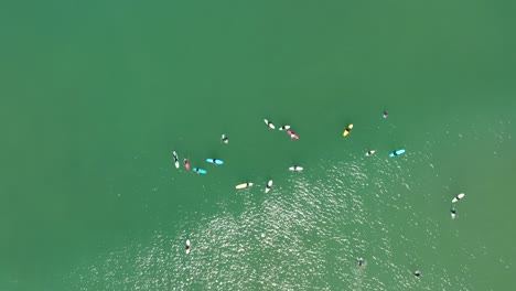 Surfer-Warten-Auf-Longboards-Auf-Wellen,-Vertikal-Mit-Einer-Drohne-Gefilmt,-Les-Estagnots,-Frankreich