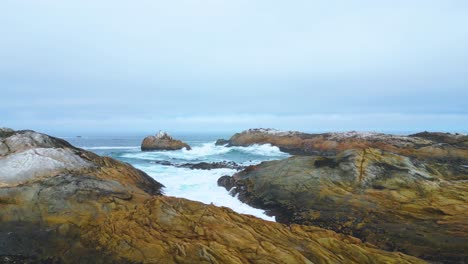 Felsen-Und-Eine-Schlucht-Auf-Dem-Kalten-Atlantik