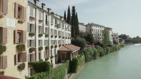 Edificios-Italianos-En-La-Orilla-Del-Río-Brenta-En-Bassano-Del-Grappa,-Vicenza,-Italia