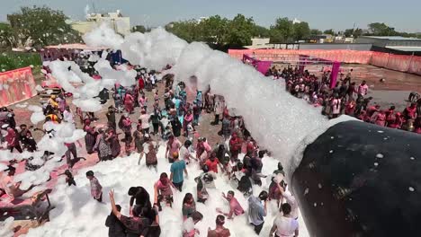 Mucha-Gente-Disfruta-Del-Agua-Jabonosa-Bajo-La-Fuente-De-Jabón-Artificial.