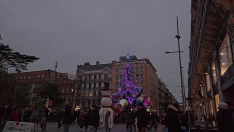 Una-Toma-De-Una-Plaza-Con-Un-árbol-De-Navidad-Gigante-En-Movimiento-Iluminado