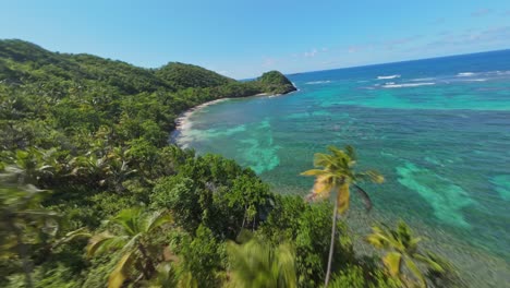 Espectacular-Vuelo-De-Velocidad-Fpv-A-Lo-Largo-De-Un-Paisaje-Tropical-Con-Playas-De-Arena-Y-Mar-Caribeño-Turquesa