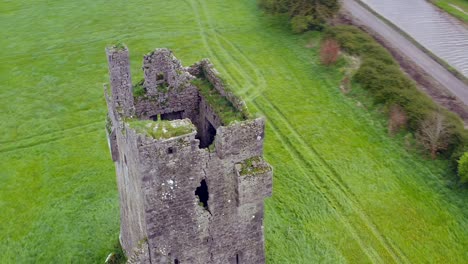 Srah-Castle-Aus-Der-Vogelperspektive-Mit-überwucherten-Grasbüscheln,-Luftumlaufbahn