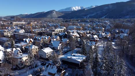 Luftaufnahme-Von-Zakopane-Im-Süden-Polens-Im-Winter-Mit-Schnee