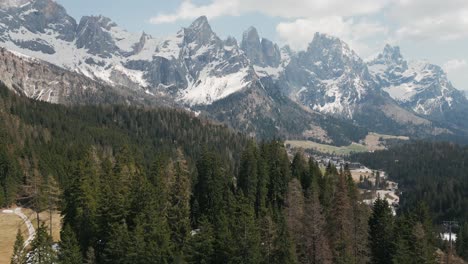 Montañas-Nevadas-Y-Escarpadas-De-Los-Dolomitas-Con-Bosques-De-Coníferas-En-Primer-Plano