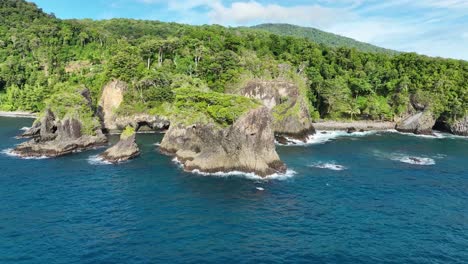 Batu-Kapal-Beach-Auf-Der-Insel-Weh-Mit-üppigem-Grün-Und-Felsiger-Küste-Unter-Klarem-Blauen-Himmel,-Luftaufnahme