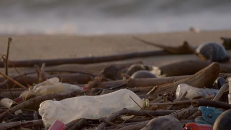 Eine-Flasche-Und-Noch-Mehr-Müll-Verunreinigen-Den-Strand