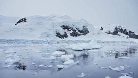 Icebergs-Antárticos-Paisaje-Aéreo-Drone-Tomado-De-Glaciares-Y-Montañas-En-El-Mar-Del-Océano-Sur,-Increíble-Hermoso-Paisaje-Marino-Natural-En-La-Península-Antártica-Con-Nieve-Y-Hielo