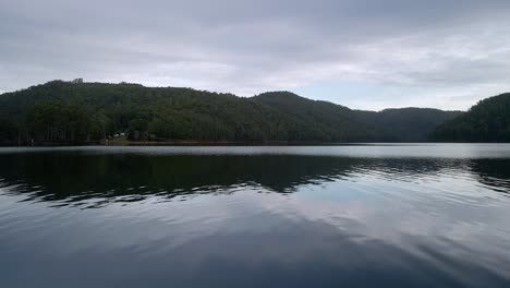 Movimiento-Del-Lago-Barrington-Sobre-El-Agua-Con-Reflejos-De-Nubes-Cerca-De-Sheffield-En-Tasmania,-Australia