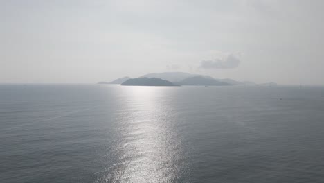 Eine-Faszinierende-Luftperspektive-Der-Insel-Nha-Trang,-Die-Ihre-Ikonische-Skyline-Mit-Dynamischen-Wolken-Zeigt