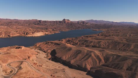 Der-Colorado-River-Schneidet-Durch-Rote-Felsenhügel-Und-Berge