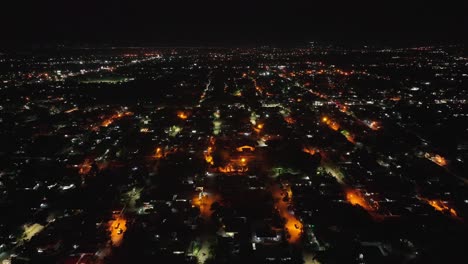 Luftaufnahme-Von-Oben-Nach-Unten-Von-General-Santos-Innenstadt-Bei-Nacht-Mit-Leuchtenden-Laternen-Auf-Der-Straße