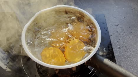 Eier-In-Einem-Topf-Mit-Wasser-Kochen
