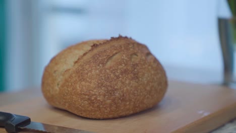 Frisches-Brot-Auf-Dem-Tisch,-Gründer