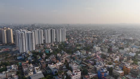 Eine-Atemberaubende-Drohnenaufnahme,-Die-Die-Dynamische-Essenz-Der-Stadtlandschaft-Von-Chennai-Einfängt,-Wobei-Die-Wolken-Der-Szene-Tiefe-Und-Dramatik-Verleihen